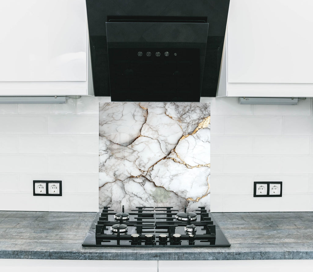 Elegant gold-lined marble backsplash glass for refined and timeless kitchen interiors.

